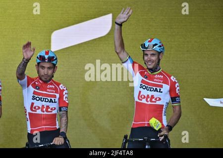 L'australiano Caleb Ewan di Lotto Soudal e il belga Philippe Gilbert di Lotto Soudal sono stati raffigurati durante la presentazione del team in vista dell'edizione 109th della gara ciclistica Tour de France, a Copenhagen, Danimarca, mercoledì 29 giugno 2022. Il Tour de France di quest'anno si svolge dal 01 al 24 luglio 2022 e inizia con tre tappe in Danimarca. BELGA FOTO DAVID STOCKMAN Foto Stock