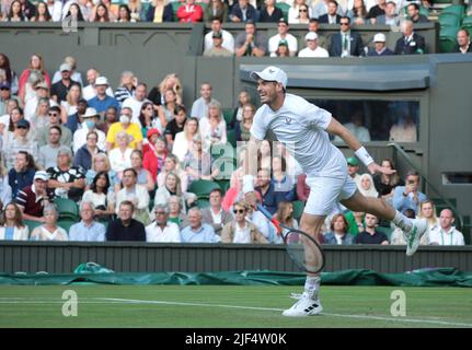 Londra, Regno Unito. 29th giugno 2022. Andy Murray della Gran Bretagna in azione contro l'americano John Isner il terzo giorno dei campionati di Wimbledon 2022 a Londra mercoledì 29 giugno 2022. Foto di Hugo Philpott/UPI Credit: UPI/Alamy Live News Foto Stock