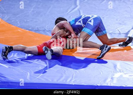 Roma, Italia. 29th giugno 2022. Borislav Krasimiorov Kirilov (BUL) vs Melkamu Fetene (ISR) GR 60kg nel corso dei campionati europei U20, Wrestling a Roma, Italia, Giugno 29 2022 Credit: Agenzia fotografica indipendente/Alamy Live News Foto Stock