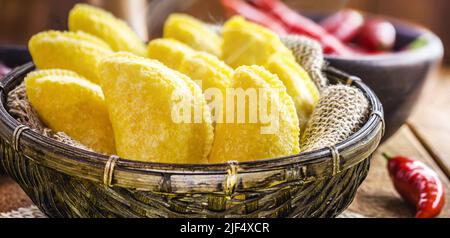 Empanada colombiana, pasta di farina di grano farcita di carne e servita con salsa piccante, tipica della colombia, Sud america Foto Stock