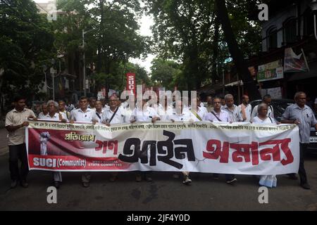 Kolkata, Bengala Occidentale, India. 29th giugno 2022. 29 giugno 2022, Kolkata, India: Gli attivisti del Centro di unità sociale dell'India (SUCI) prendono parte al raduno delle violazioni della Legge di massa contro i nuovi programmi radicali del Governo Centrale. Hanno anche protestato contro l'incapacità del governo di assumere le posizioni vacanti nei settori governativi come la sanità e l'istruzione. Questa protesta ha portato a un grave scontro tra il personale della polizia e i manifestanti, il 29 giugno 2022 a Kolkata, in India. (Foto di Sukhomoy Sen/ Eyepix Group (immagine di credito: © Sukhomoy sen/eyepix via ZUMA Press Wire) Foto Stock