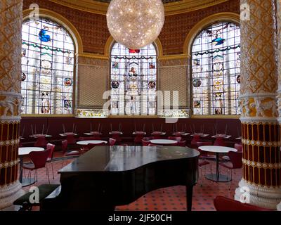 Londra, Greater London, Inghilterra, 15 2022 giugno: Il Victoria and Albert Museum storico caffè con un sontuoso interno tra cui vetrate colorate. Foto Stock