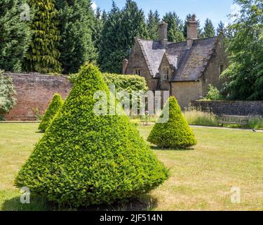 Garden Cottage e topiary yews a Newstead Abbey nel Nottinghamshire Regno Unito Foto Stock