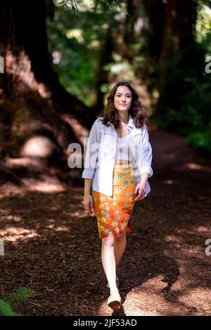 Ritratto di giovane donna nella foresta di sequoie Foto Stock