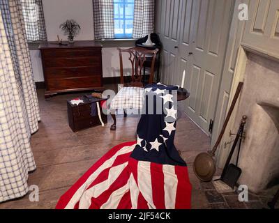 Betsy Ross House Interior con bandiera, Philadelphia, Pennsylvania, Stati Uniti Foto Stock