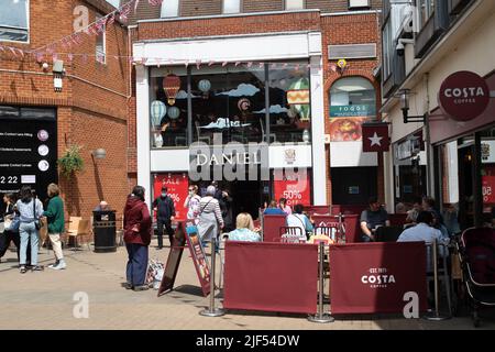 Windsor, Berkshire, Regno Unito. 29th giugno 2022. Le caffetterie di Windsor rimangono occupate nonostante il costo della vita in crisi. Credit: Maureen McLean/Alamy Live News Foto Stock