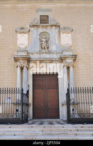 Chiesa porta di Catedral de San Juan Bautista a Plaza de Espana in Badajoz, Extremadura, Spagna Foto Stock