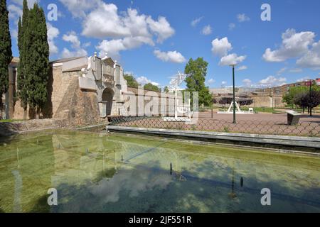 Parque Ronda del Pilar con Puerta del Pilar e costruzione tecnica di Leonardo da Vinci a Badajoz, Estremadura, Spagna Foto Stock