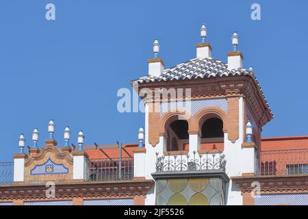 Dettaglio dall'edificio moresco Casa Alvarez Buiza costruito intorno al 1920 a Plaza de Espana a Badajoz, Estremadura, Spagna Foto Stock