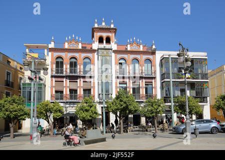 Edificio in stile moresco Casa Alvarez Buiza costruito nel 1920 in Plaza de Espana a Badajoz, Extremadura, Spagna Foto Stock