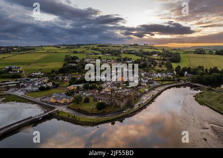 Timoleague, West Cork, Irlanda. 29th giugno 2022. Il sole tramonta su Timoleague dopo una giornata di sole e docce. Credit: AG News/Alamy Live News Foto Stock