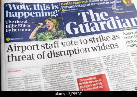 "Il personale dell'aeroporto vota per colpire come minaccia di perturbazione allarga" prima pagina del titolo del giornale Guardian 24 giugno 2024 Londra UK Foto Stock