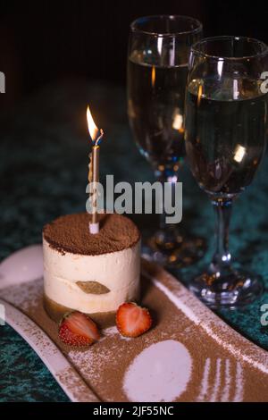 due bicchieri di vino frizzante e dessert tiramisù da vicino Foto Stock