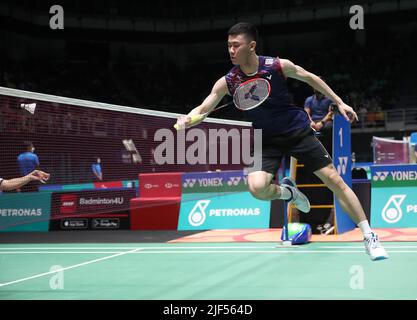 Kuala Lumpur, Malesia. 29th giugno 2022. Lee Zii Jia of Malaysia gioca contro Nhat Nguyen of Ireland durante il singolo turno maschile di una partita del Petronas Malaysia Open 2022 all'Axiata Arena, Bukit Jalil. Credit: SOPA Images Limited/Alamy Live News Foto Stock