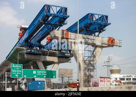 BANGKOK, THAILANDIA, MARZO 19 2022, costruzione di un'autostrada su pilastri Foto Stock