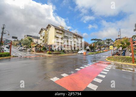 Gramado, RS, Brasile - 17 maggio 2022: Vista del viale Borges de Medeiros, viale turistico principale di Gramado. Foto Stock