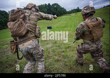 Soldati americani assegnati a 55th Signal Company (Combat Camera), manovrare attraverso un gruppo di amici-fuoco vivo a Fort A.P. Hill, Virginia, 23 giugno 2022. Combat Camera Soldiers mantenere alti livelli di preparazione tecnica e tattica al fine di supportare le missioni in tutto il mondo. (STATI UNITI Foto dell'esercito di Sgt. Henry Villarama) Foto Stock