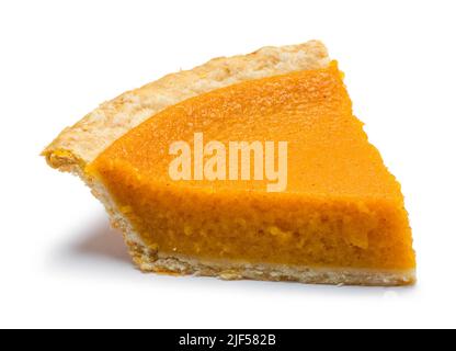 Fetta di Pumpkin Pie Cut out su bianco. Foto Stock