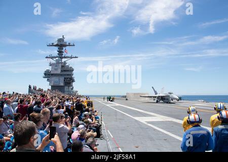 I marinai, le loro famiglie e i loro amici osservano il lancio della USS Gerald R. Ford (CVN 78) 00th dal ponte di volo, il 25 giugno 2022. Amici e familiari sono stati invitati a bordo di Ford per vivere una giornata nella vita di un marinaio in mare di prima mano. (STATI UNITI Foto Navy di Mass Communications Specialist 2nd classe Jackson Adkins) Foto Stock