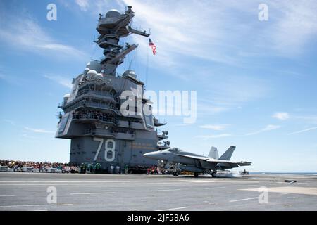 I marinai e le loro famiglie e amici osservano il recupero della USS Gerald R. Ford (CVN 78) 00th dal ponte di volo, 25 giugno 2022. Amici e familiari sono stati invitati a bordo di Ford per vivere una giornata nella vita di un marinaio in mare di prima mano. (STATI UNITI Foto Navy di Mass Communications Specialist 2nd classe Jackson Adkins) Foto Stock