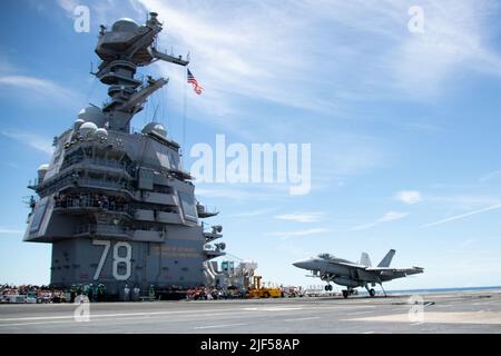 I marinai e le loro famiglie e amici osservano il recupero della USS Gerald R. Ford (CVN 78) 00th dal ponte di volo, 25 giugno 2022. Amici e familiari sono stati invitati a bordo di Ford per vivere una giornata nella vita di un marinaio in mare di prima mano. (STATI UNITI Foto Navy di Mass Communications Specialist 2nd classe Jackson Adkins) Foto Stock