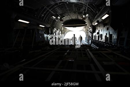 621st Risposta di contingenza Ala Airmen scarica il carico da un C-17 Globemaster III in Europa orientale, 1 maggio 2022. Accanto alle nazioni partner e agli alleati, 621st Contingency Response Wing Airmen ha consegnato il carico alle operazioni a supporto del comando europeo degli Stati Uniti. (STATI UNITI Air Force foto di staff Sgt. Dennis Hoffman) Foto Stock