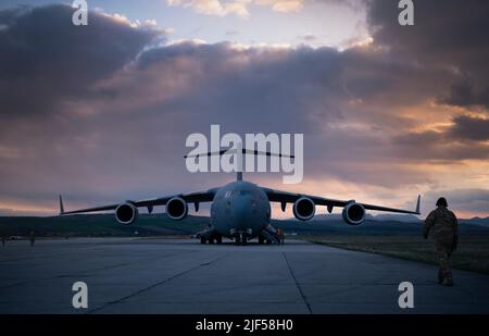 Un C-17 Globemaster III attende sulla linea di volo dopo aver effettuato lo scarico del carico da parte di Airmen dalla 621st Contingency Response Wing, che è stata dispiegata nell'Europa orientale, il 17 aprile 2022. Accanto alle nazioni partner e agli alleati, 621st Contingency Response Wing Airmen ha consegnato il carico alle operazioni a supporto del comando europeo degli Stati Uniti. (STATI UNITI Air Force foto di staff Sgt. Dennis Hoffman) Foto Stock