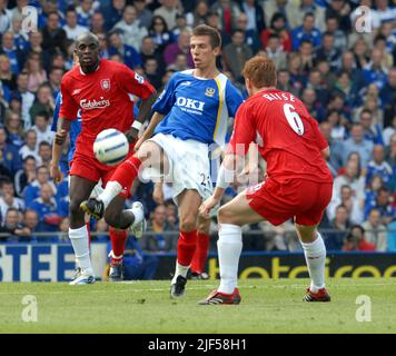 PORTSMOUTH V LIVERPOOL GARY O'NEIL SI LIBERA DA JOHN ARNE RIISE E MOHAMED SISSOKO PIC MIKE WALKER.2006 , M. E Y. PORTSMOUTH Foto Stock