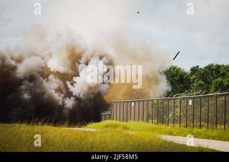 US Army MIM-104 i missili superficie-aria Patriot intercettano e distruggono un bersaglio missilistico da crociera simulato a sostegno di Valiant Shield 22, 15 giugno 2022. Esercizi come Valiant Shield consentono alle forze congiunte del comando Indo-Pacific di integrare forze provenienti da tutti i rami del servizio per condurre effetti multi-asse, multi-dominio precisi, letali e schiaccianti che dimostrano la forza e la versatilità della forza congiunta e il nostro impegno verso un indoPacifico libero e aperto. (STATI UNITI Foto del corpo marino di CPL. Samuel Fletcher) Foto Stock