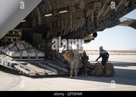 I Marines USA con Marine Air Ground Task Force Training Command assistono gli airmen degli Emirati Arabi Uniti con 16th Airlift Squadron, UAE Air Force, con l'attrezzatura di caricamento in un aereo C-17 Globemaster al Marine Corps Air Ground Combat Center, Twentynine Palms, California, 25 febbraio 2022. Il corpo Marino degli Stati Uniti e gli Emirati Arabi Uniti mantengono una stretta relazione attraverso impegni e programmi di formazione bilaterali persistenti, migliorando la capacità reciproca di condurre operazioni antiterrorismo, proteggere infrastrutture critiche e sostenere la difesa nazionale (U.S.A. Foto del corpo marino di CPL. Therese Edwards) Foto Stock