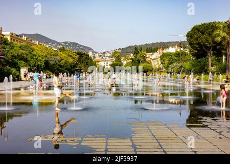 NIZZA, FRANCIA - 20 GIUGNO 2022: Paillon Promenade con fontane a Nizza durante l'estate 2022 Foto Stock