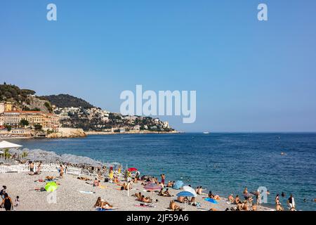 NIZZA, FRANCIA - 20 GIUGNO 2022: Bella spiaggia e mare Mediterraneo durante l'estate 2022 Foto Stock