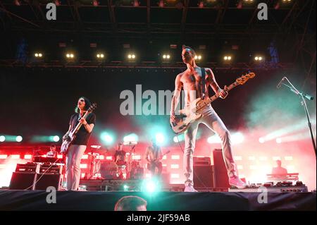 Mantova, Italy, 29/06/2022, Piazza Sordello, Mantova, Italia, 29 giugno 2022, placebo in concerto a piazza Sordello a Mantova durante il placebo - concerto di musica cantante italiana Foto Stock