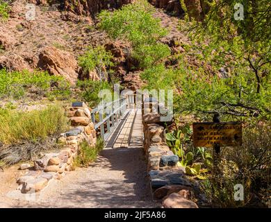 Ponte che attraversa Bright Angel Creek vicino al Phantom Ranch e conduce al South Kaibab Trail, al Grand Canyon National Park, Arizona, USA Foto Stock