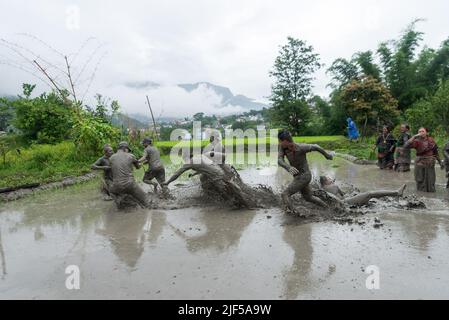 Kathmandu, Nepal. 29th giugno 2022. La gente gioca in acqua di fango in un campo di risaie durante la festa nazionale della risaia. Gli agricoltori nepalesi festeggiano il National Paddy Day con vari eventi che segnano l'inizio della stagione annuale di semina del riso. (Foto di Bivas Shrestha/SOPA Images/Sipa USA) Credit: Sipa USA/Alamy Live News Foto Stock