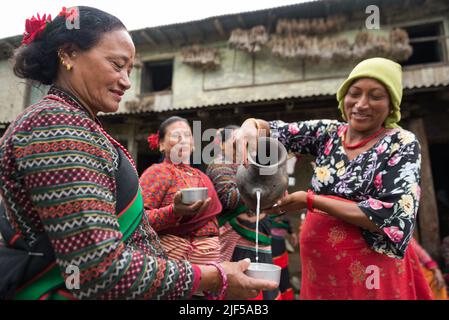 Kathmandu, Nepal. 29th giugno 2022. Un agricoltore versa una bevanda tradizionale nella risaia durante la celebrazione. Gli agricoltori nepalesi festeggiano il National Paddy Day con vari eventi che segnano l'inizio della stagione annuale di semina del riso. (Foto di Bivas Shrestha/SOPA Images/Sipa USA) Credit: Sipa USA/Alamy Live News Foto Stock