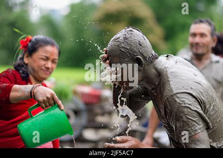 Kathmandu, Nepal. 29th giugno 2022. Un agricoltore lava il viso dopo aver giocato nell'acqua di fango. Gli agricoltori nepalesi festeggiano il National Paddy Day con vari eventi che segnano l'inizio della stagione annuale di semina del riso. (Foto di Bivas Shrestha/SOPA Images/Sipa USA) Credit: Sipa USA/Alamy Live News Foto Stock