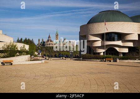 Museo canadese di storia e edifici del Parlamento canadese sullo sfondo, Hull, Quebec, Canada. Foto Stock