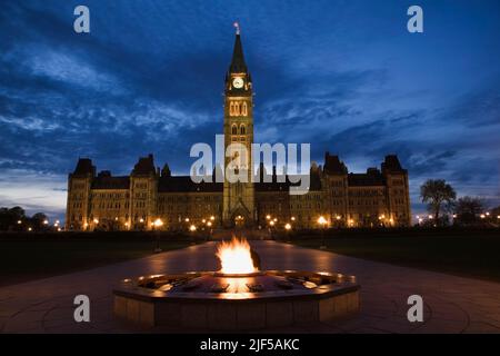 Edificio del Parlamento canadese al tramonto, Ottawa, Ontario, Canada. Foto Stock