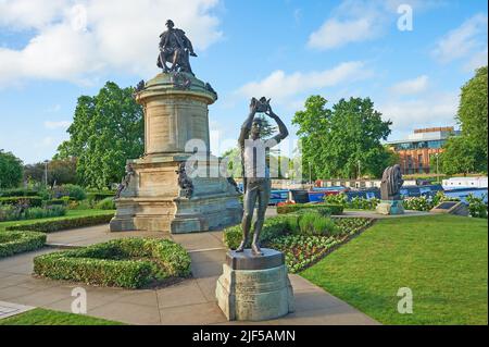 Statua del Gower Memorial nei Bancroft Gardens, Stratford upon Avon, Warwickshire, con William Shakespeare seduto che domina i personaggi chiave delle sue opere Foto Stock