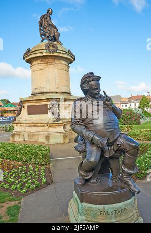 Statua del Gower Memorial nei Bancroft Gardens, Stratford upon Avon, Warwickshire, con William Shakespeare seduto che domina i personaggi chiave delle sue opere Foto Stock