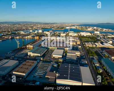 Vista aerea dei grandi magazzini merci sull'isola industriale artificiale Foto Stock