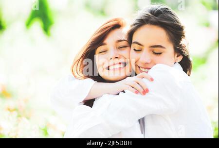 Belle ragazze nel parco. Due bella ragazza rossa. Amico gemella allegro, concetto abbraccio. Foto Stock