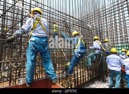 LIANYUNGANG, CINA - 29 GIUGNO 2022 - i costruttori lavorano nel cantiere dell'unità 7 della centrale nucleare di Tianwan nel distretto di Lianyun, Lianyu Foto Stock