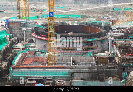LIANYUNGANG, CINA - 29 GIUGNO 2022 - Foto scattata il 29 giugno 2022 mostra il cantiere dell'unità 7 della centrale nucleare di Tianwan a Lianyun Dist Foto Stock
