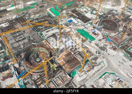 LIANYUNGANG, CINA - 29 GIUGNO 2022 - Foto scattata il 29 giugno 2022 mostra il cantiere dell'unità 7 e dell'unità 8 della centrale nucleare di Tianwan a L. Foto Stock