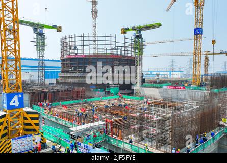 LIANYUNGANG, CINA - 29 GIUGNO 2022 - Foto scattata il 29 giugno 2022 mostra il cantiere dell'unità 7 della centrale nucleare di Tianwan a Lianyun Dist Foto Stock