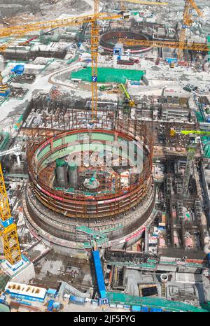 LIANYUNGANG, CINA - 29 GIUGNO 2022 - Foto scattata il 29 giugno 2022 mostra il cantiere dell'unità 7 e dell'unità 8 della centrale nucleare di Tianwan a L. Foto Stock