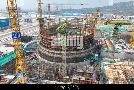 LIANYUNGANG, CINA - 29 GIUGNO 2022 - Foto scattata il 29 giugno 2022 mostra il cantiere dell'unità 7 della centrale nucleare di Tianwan a Lianyun Dist Foto Stock