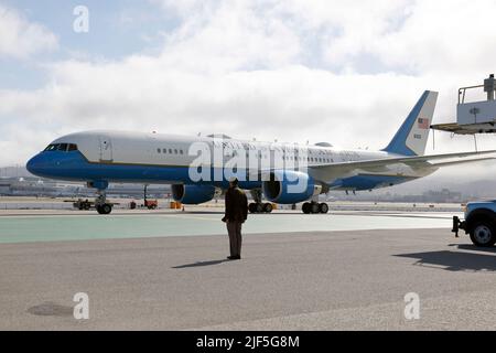 Il Vice Presidente degli Stati Uniti Kamala Harris arriva in Air Force Two all'Aeroporto Internazionale di San Francisco a San Francisco, California, USA. 29th giugno 2022. Credit: Sipa USA/Alamy Live News Foto Stock